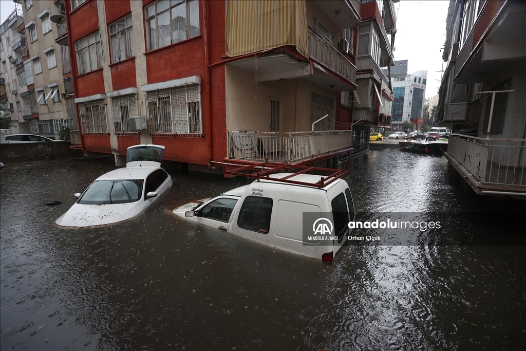 Antalya'da şiddetli yağış yaşamı olumsuz etkiledi