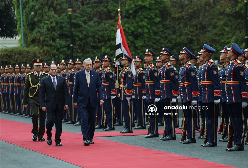 Cumhurbaşkanı Erdoğan Mısır'da resmi törenle karşılandı