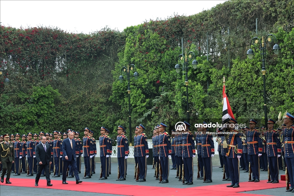 Cumhurbaşkanı Erdoğan Mısır'da resmi törenle karşılandı