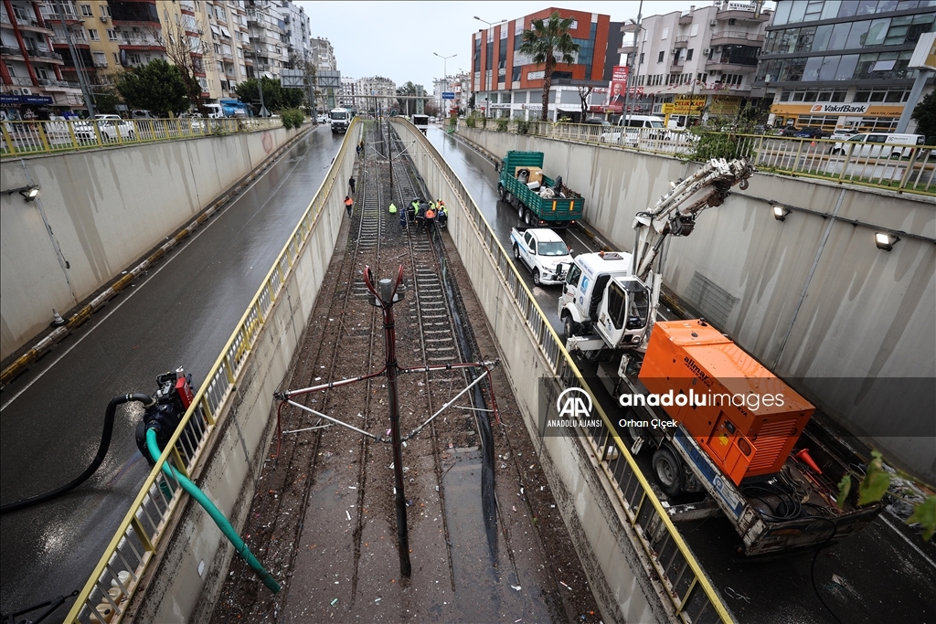 Antalya'da selden etkilenen bölgelerde temizlik başlatıldı