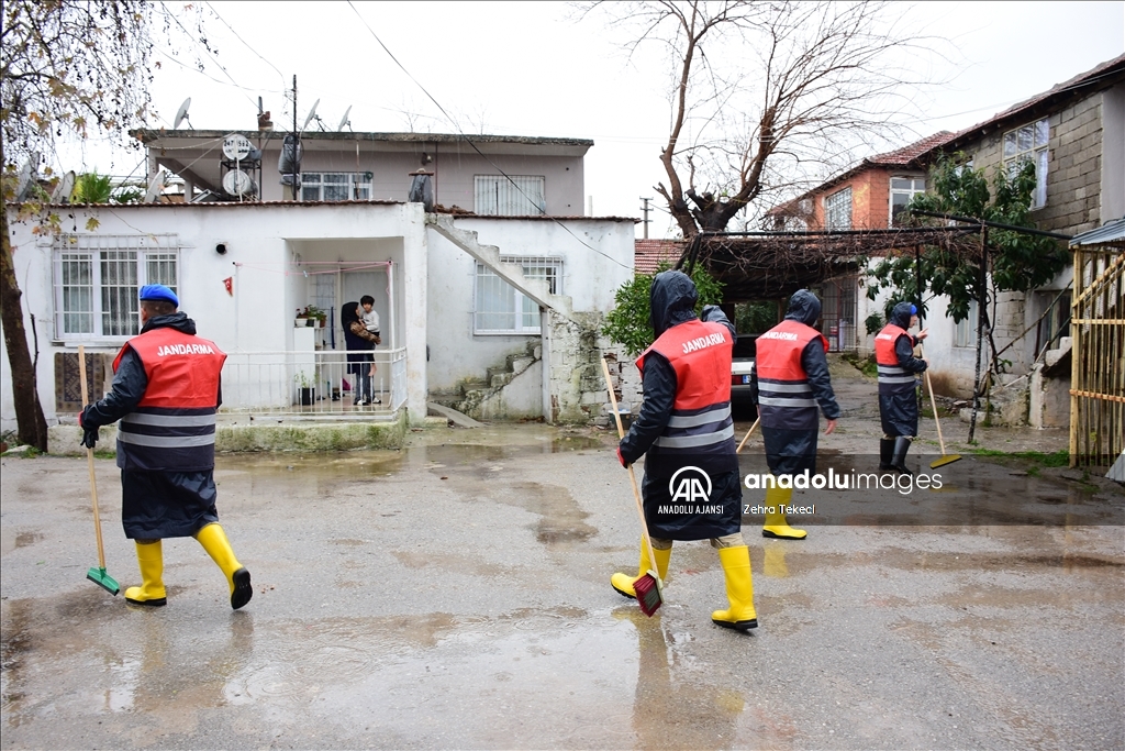 Antalya'da selden etkilenen bölgelerde temizlik başlatıldı