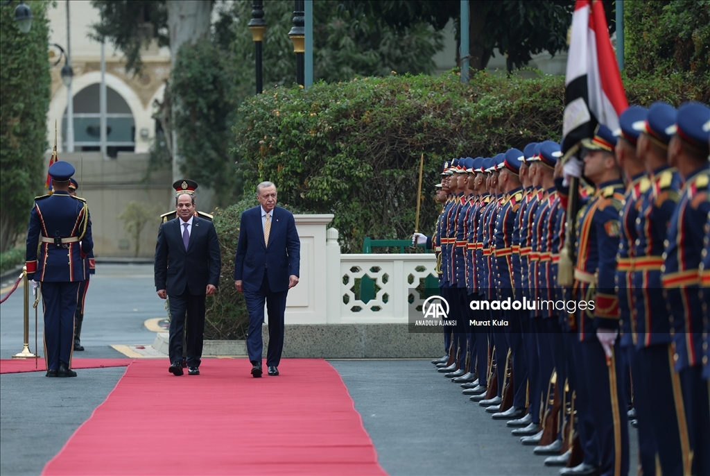 Cumhurbaşkanı Erdoğan Mısır'da resmi törenle karşılandı