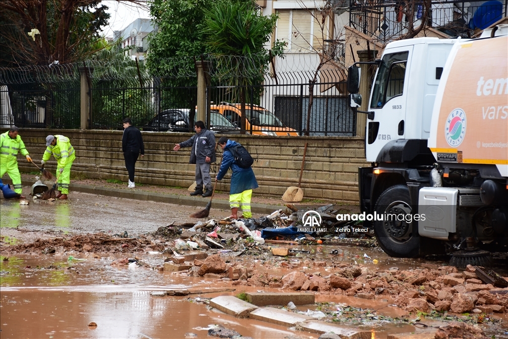 Antalya'da selden etkilenen bölgelerde temizlik başlatıldı