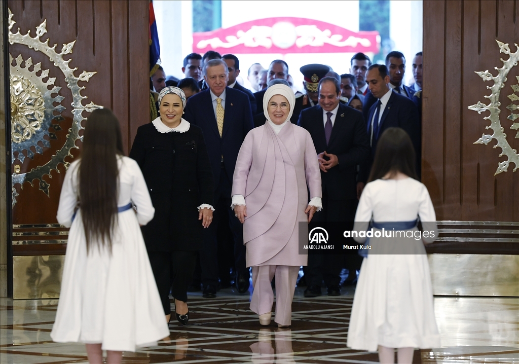 Cumhurbaşkanı Erdoğan Mısır'da resmi törenle karşılandı