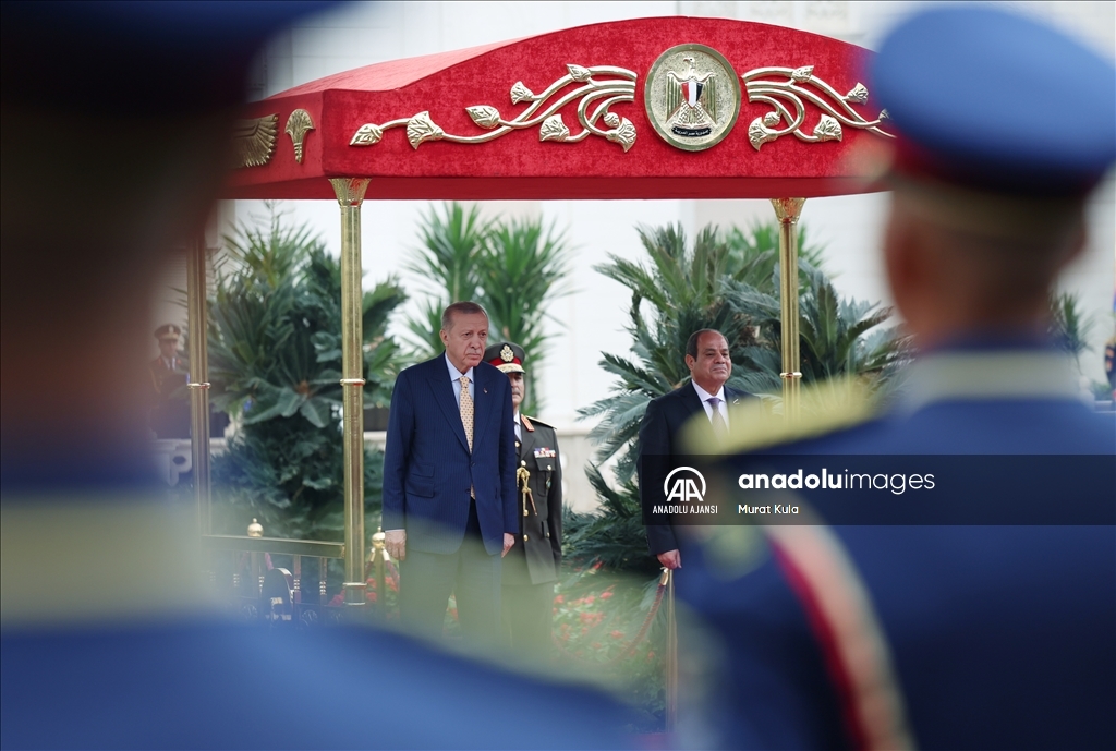 Cumhurbaşkanı Erdoğan Mısır'da resmi törenle karşılandı