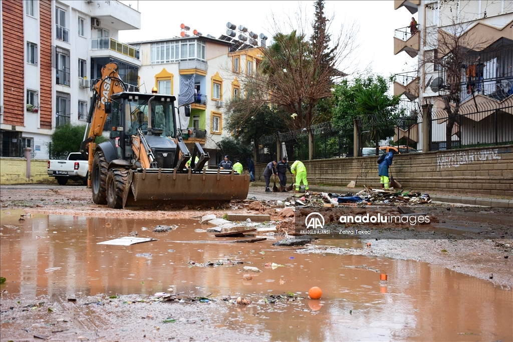 Antalya'da selden etkilenen bölgelerde temizlik başlatıldı