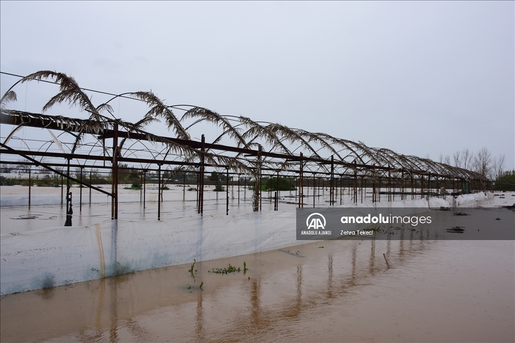 Antalya'da selden etkilenen bölgelerde temizlik başlatıldı