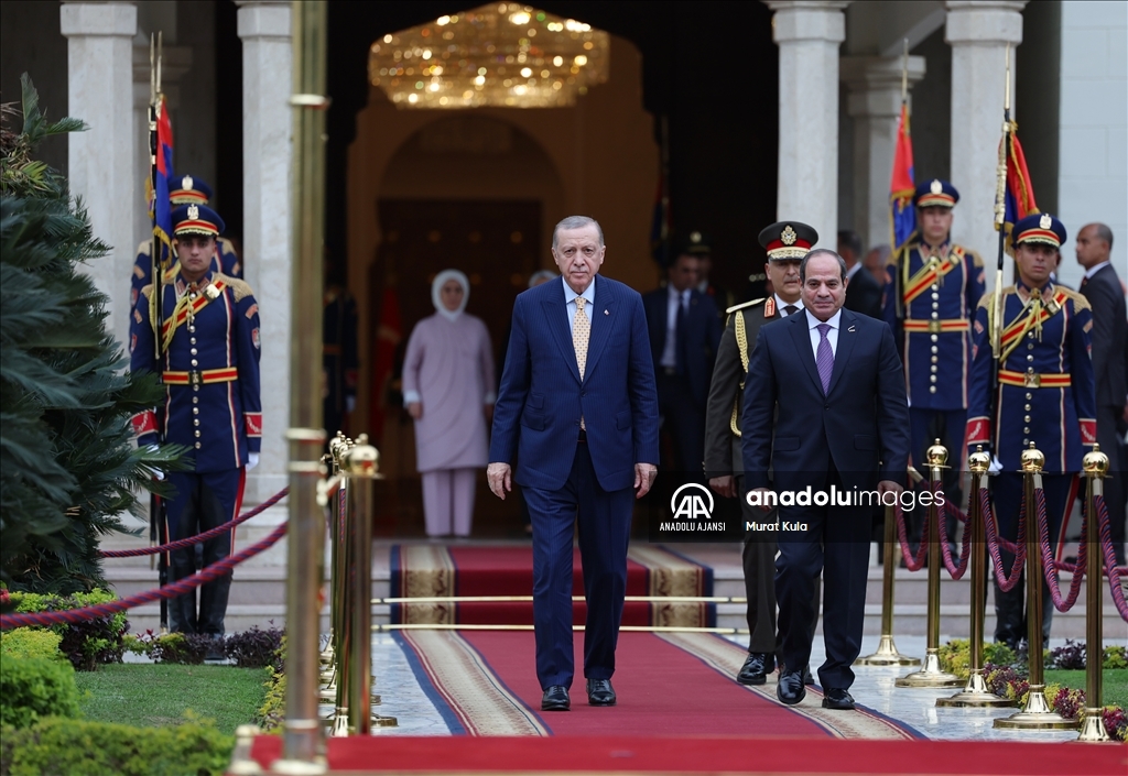 Cumhurbaşkanı Erdoğan Mısır'da resmi törenle karşılandı