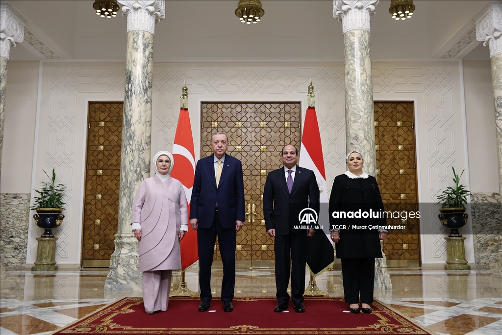 Cumhurbaşkanı Erdoğan Mısır'da resmi törenle karşılandı