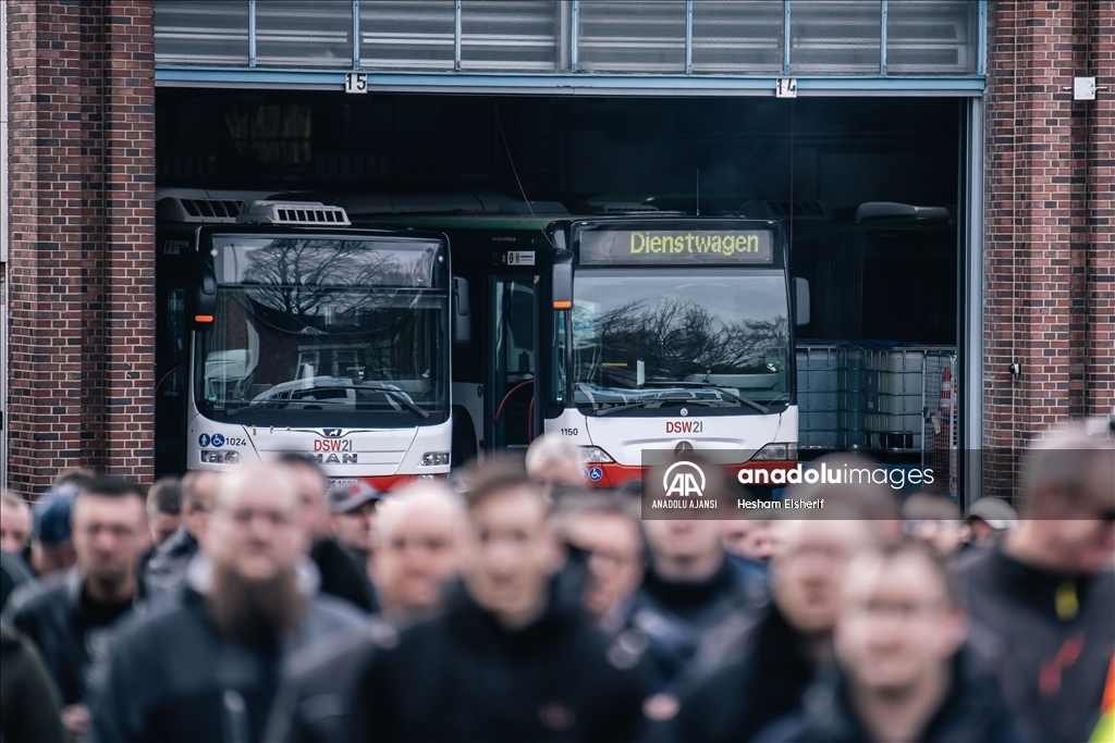 Dortmund'da toplu taşıma çalışanları bir günlük greve gitti