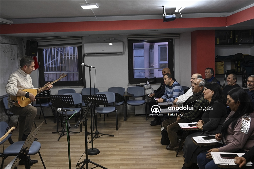 40 yıla yaklaşan öğretmenlik hayatında müzikten kopamadı