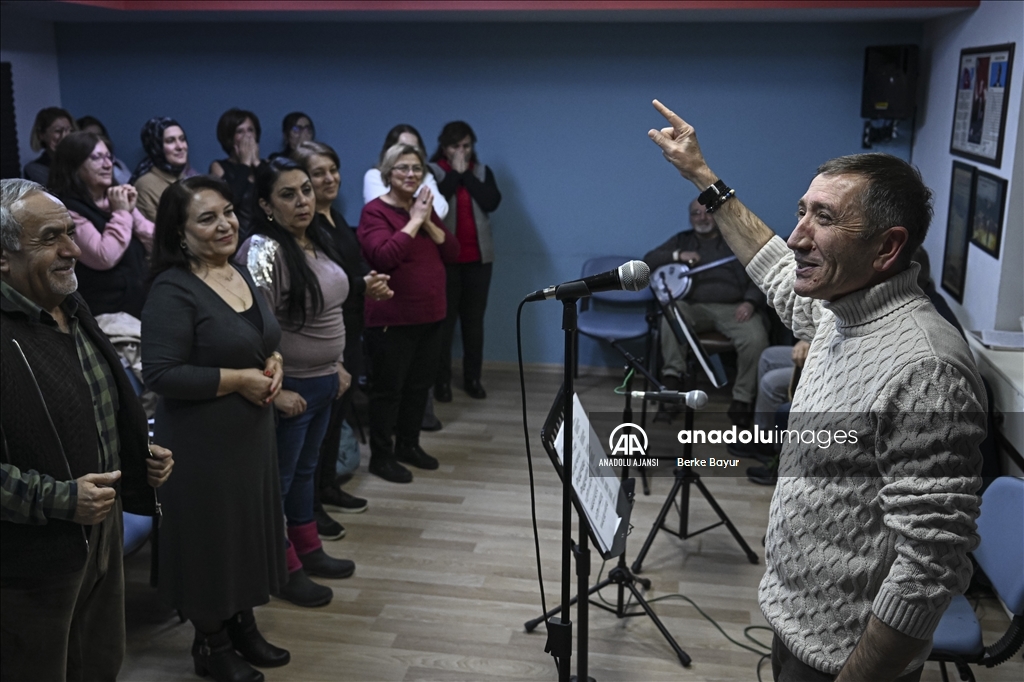 40 yıla yaklaşan öğretmenlik hayatında müzikten kopamadı