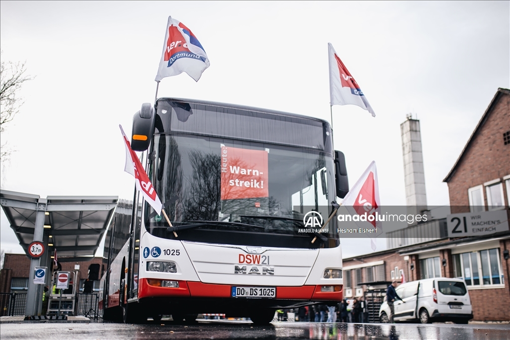 Dortmund'da toplu taşıma çalışanları bir günlük greve gitti