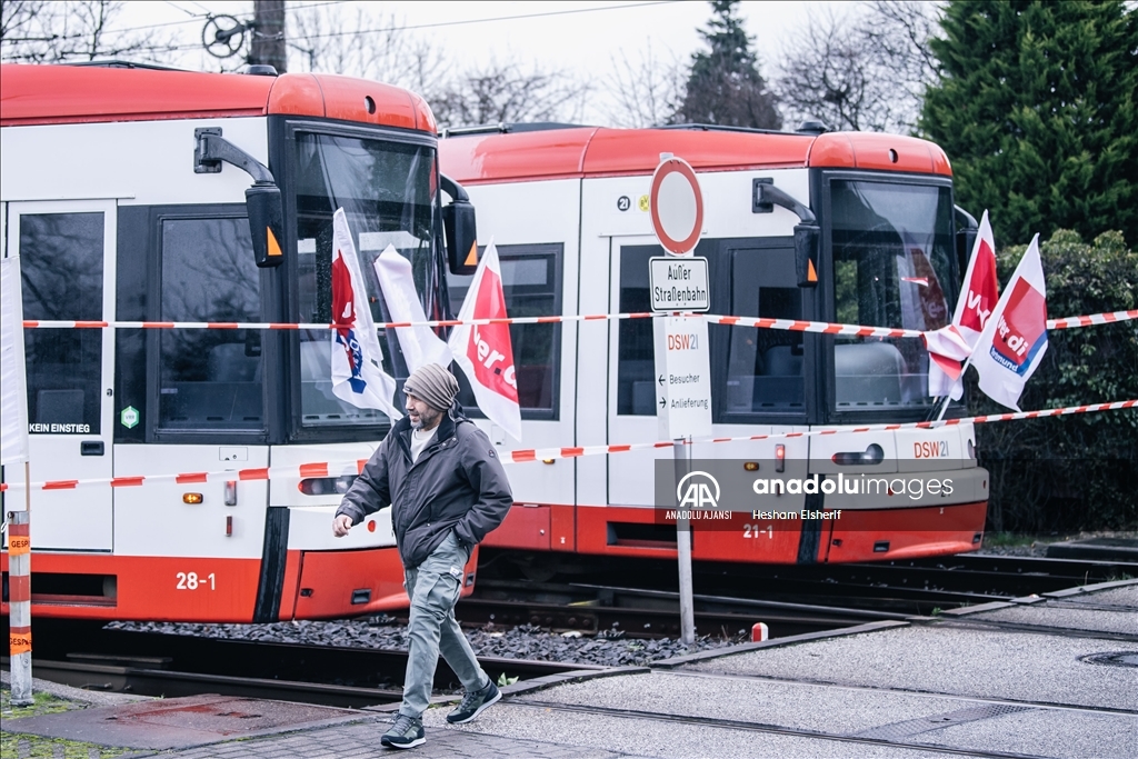 Dortmund'da toplu taşıma çalışanları bir günlük greve gitti