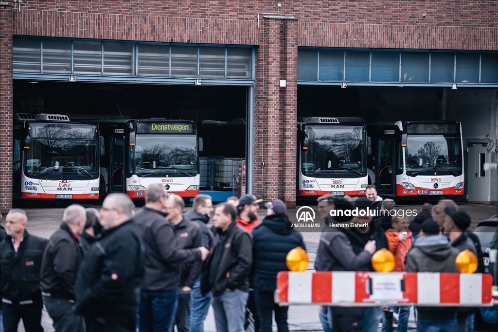Dortmund'da toplu taşıma çalışanları bir günlük greve gitti