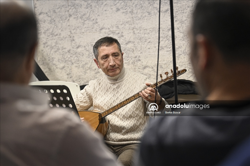 40 yıla yaklaşan öğretmenlik hayatında müzikten kopamadı