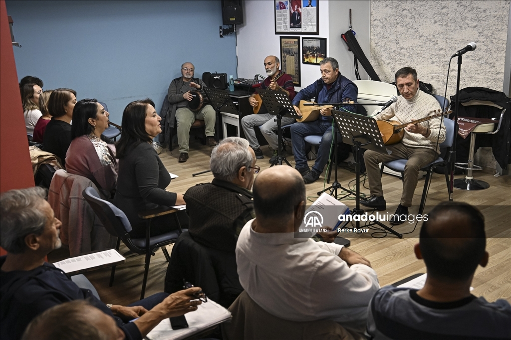 40 yıla yaklaşan öğretmenlik hayatında müzikten kopamadı