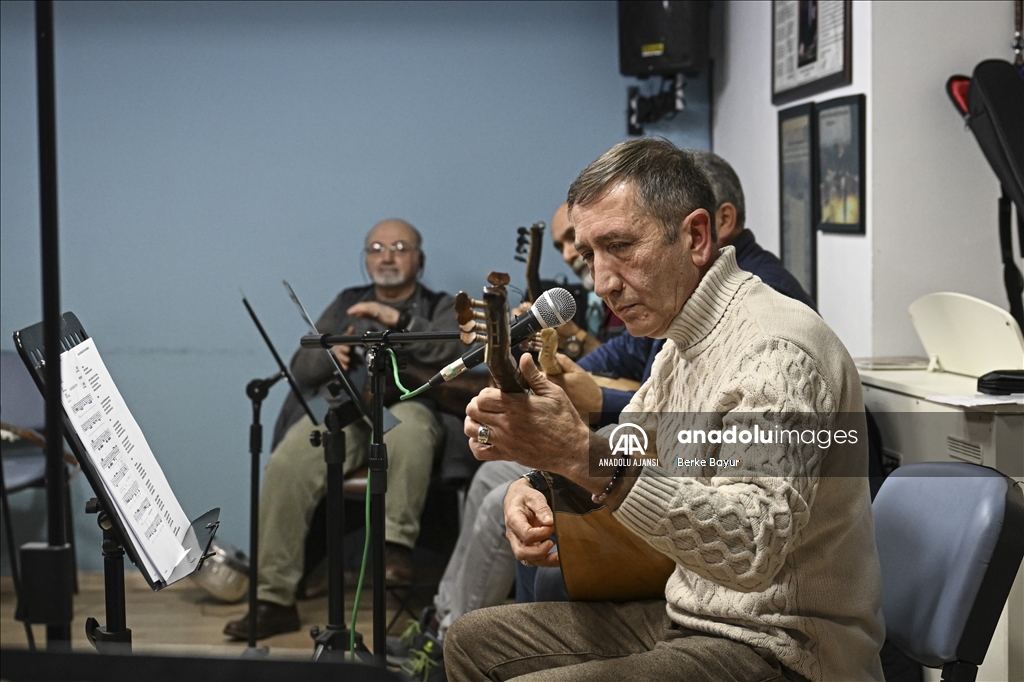 40 yıla yaklaşan öğretmenlik hayatında müzikten kopamadı