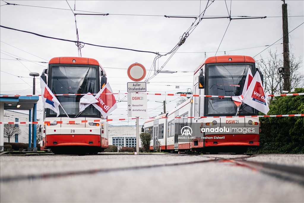 Dortmund'da toplu taşıma çalışanları bir günlük greve gitti