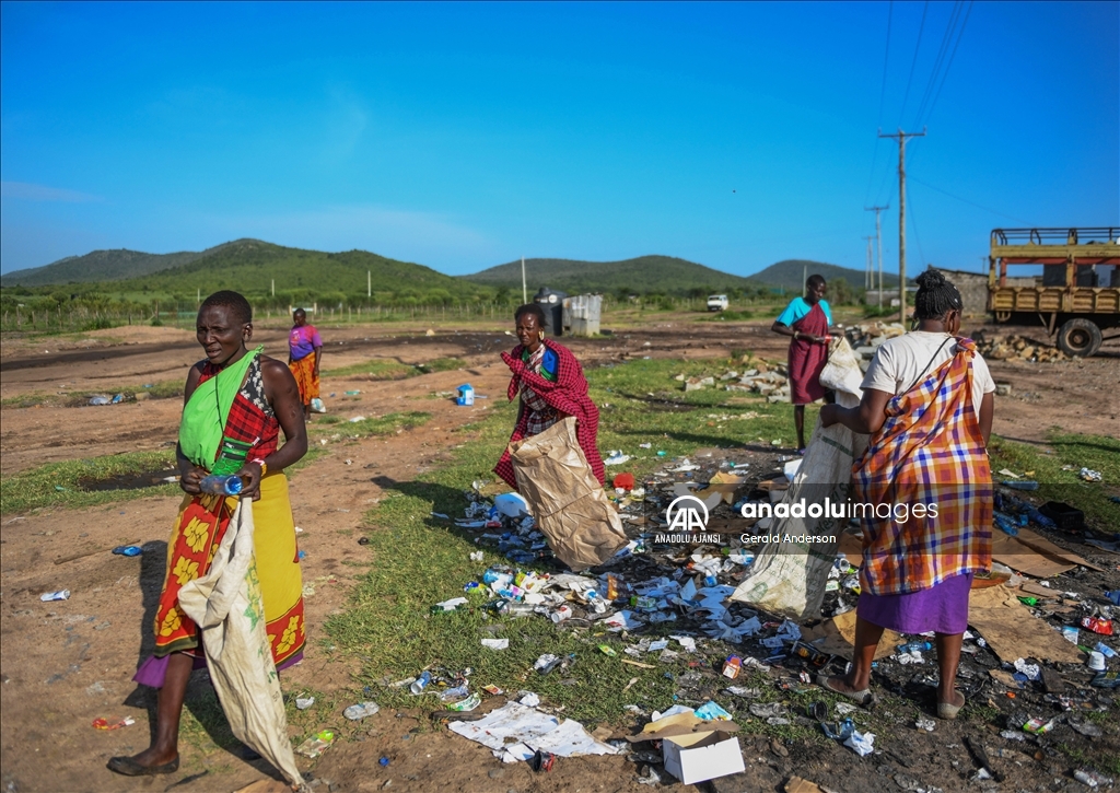 Kenya'da doğaya atılan şişeleri değerlendirerek turistlerin konaklaması için kabin yaptı