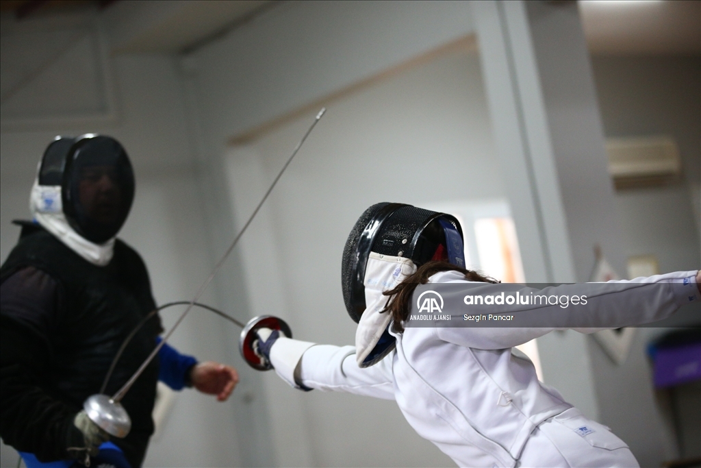 Eskrimci ailede yetişen milli sporcu Elif, kariyerine Avrupa zaferi eklemek istiyor