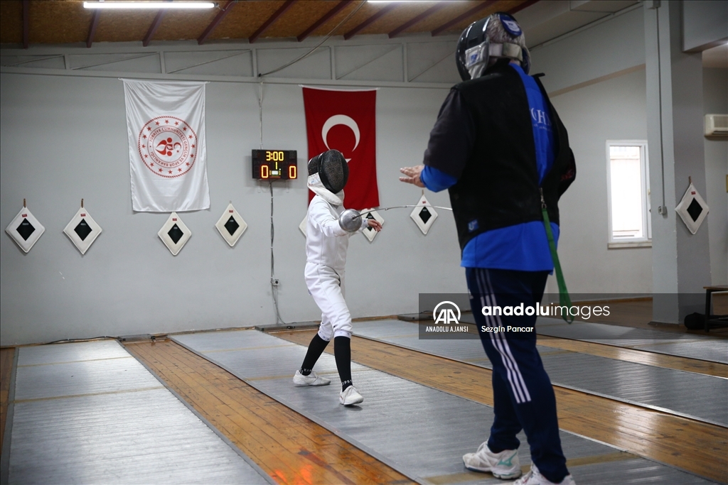 Eskrimci ailede yetişen milli sporcu Elif, kariyerine Avrupa zaferi eklemek istiyor