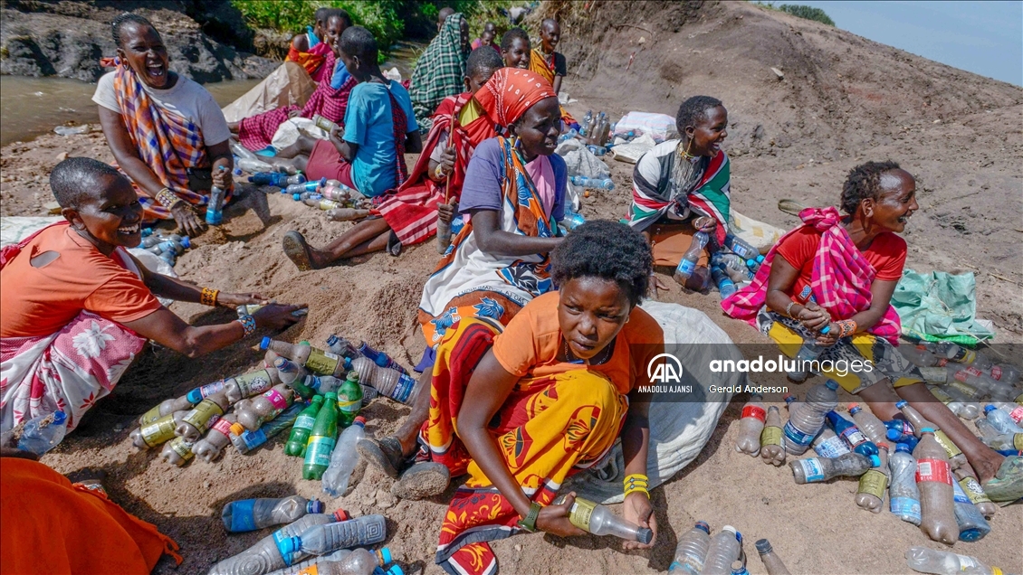 Kenya'da doğaya atılan şişeleri değerlendirerek turistlerin konaklaması için kabin yaptı