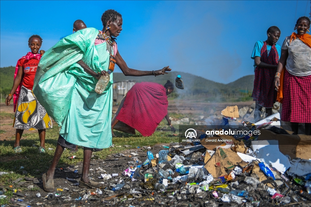 Kenya'da doğaya atılan şişeleri değerlendirerek turistlerin konaklaması için kabin yaptı