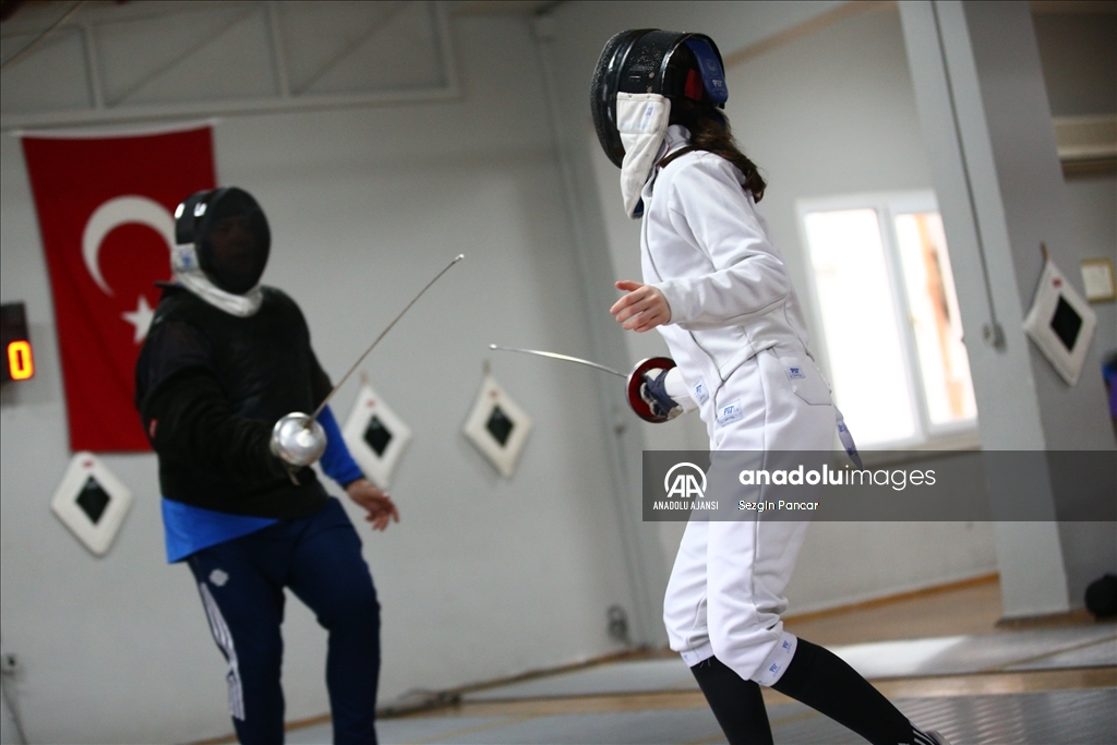 Eskrimci ailede yetişen milli sporcu Elif, kariyerine Avrupa zaferi eklemek istiyor