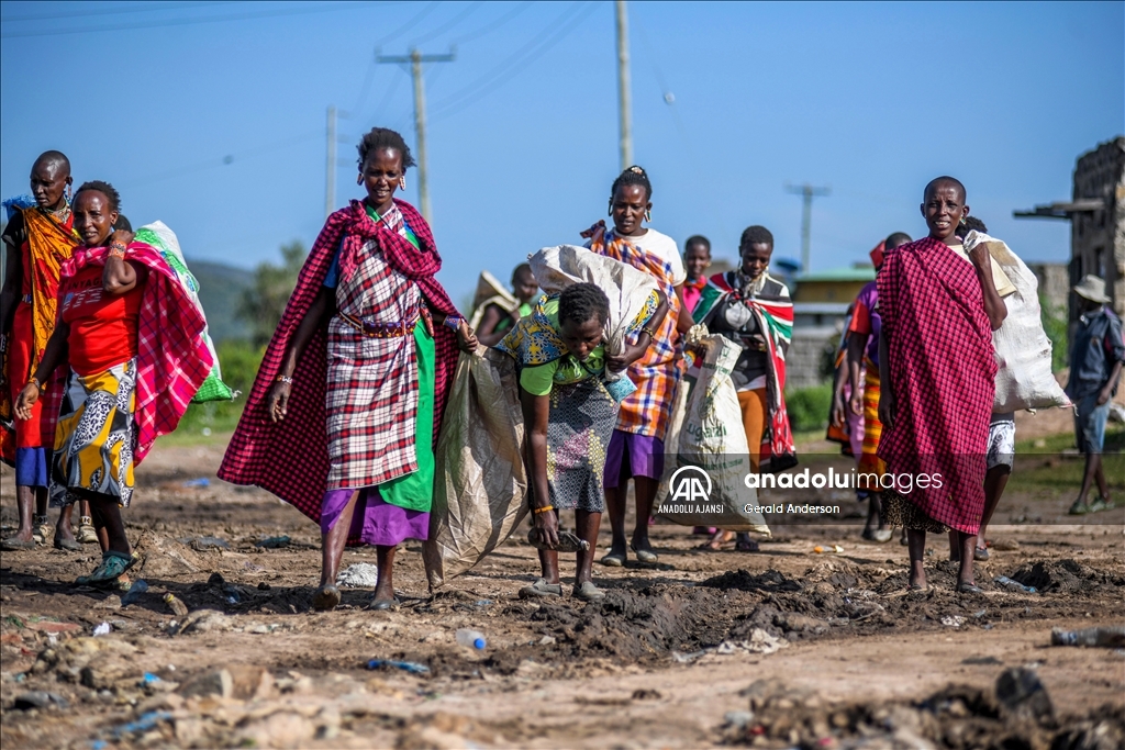 Kenya'da doğaya atılan şişeleri değerlendirerek turistlerin konaklaması için kabin yaptı