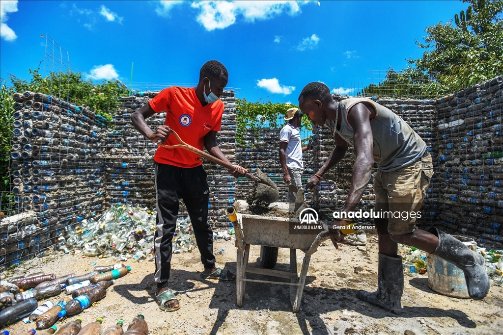 Kenya'da doğaya atılan şişeleri değerlendirerek turistlerin konaklaması için kabin yaptı