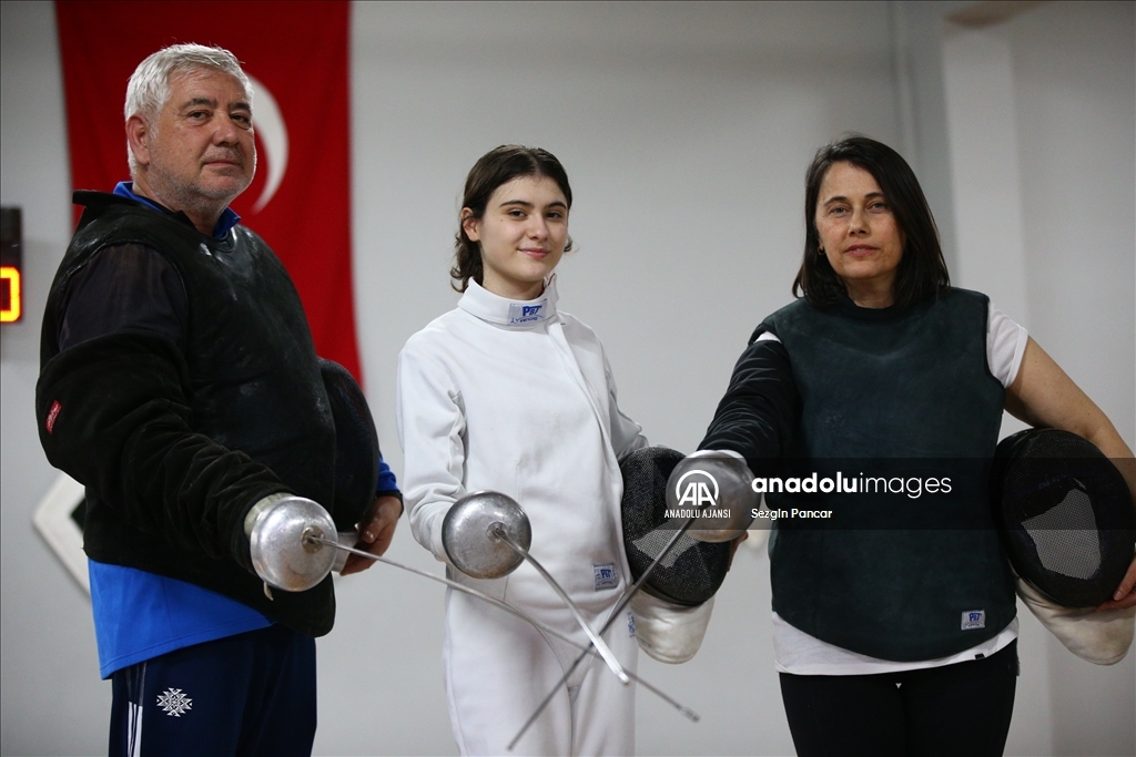 Eskrimci ailede yetişen milli sporcu Elif, kariyerine Avrupa zaferi eklemek istiyor
