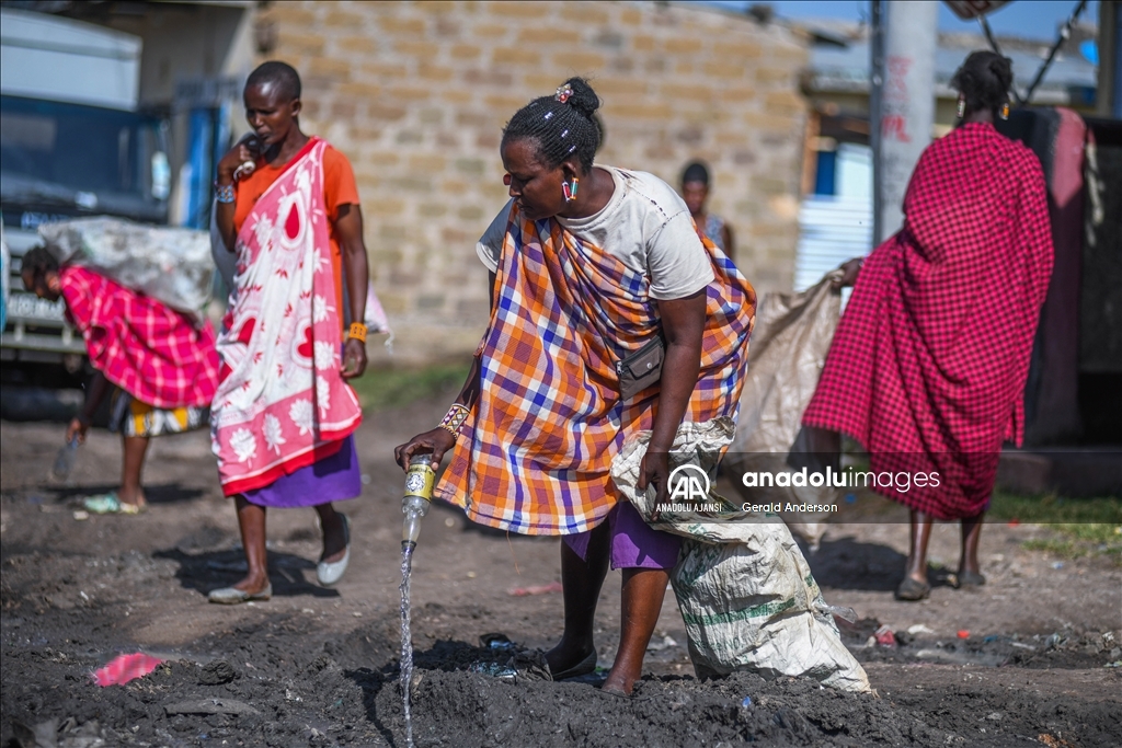 Kenya'da doğaya atılan şişeleri değerlendirerek turistlerin konaklaması için kabin yaptı