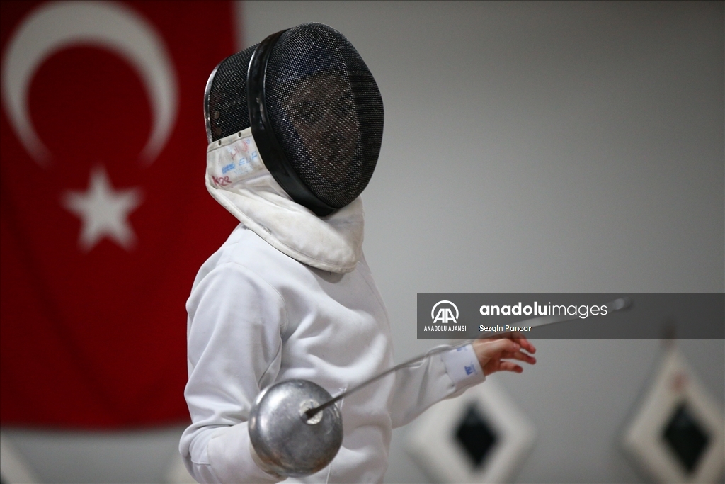 Eskrimci ailede yetişen milli sporcu Elif, kariyerine Avrupa zaferi eklemek istiyor