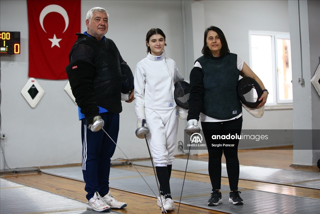 Eskrimci ailede yetişen milli sporcu Elif, kariyerine Avrupa zaferi eklemek istiyor