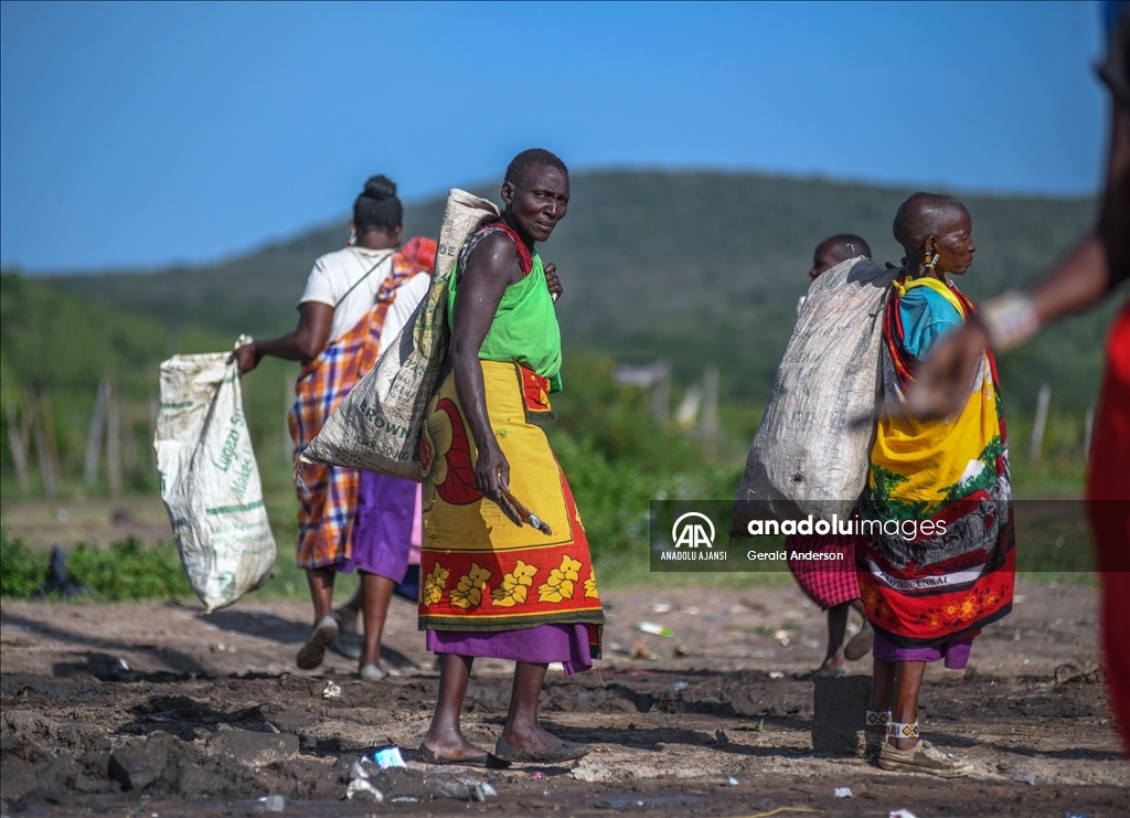 Kenya'da doğaya atılan şişeleri değerlendirerek turistlerin konaklaması için kabin yaptı
