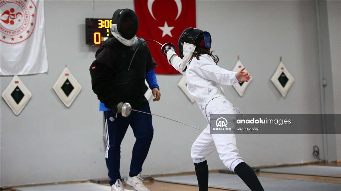 Eskrimci ailede yetişen milli sporcu Elif, kariyerine Avrupa zaferi eklemek istiyor