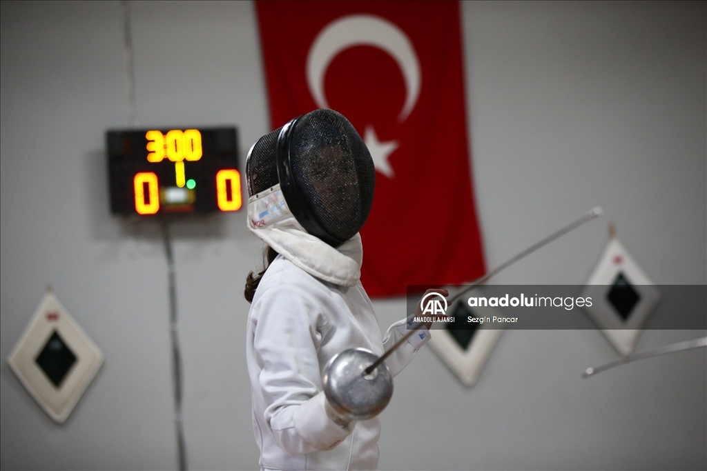Eskrimci ailede yetişen milli sporcu Elif, kariyerine Avrupa zaferi eklemek istiyor