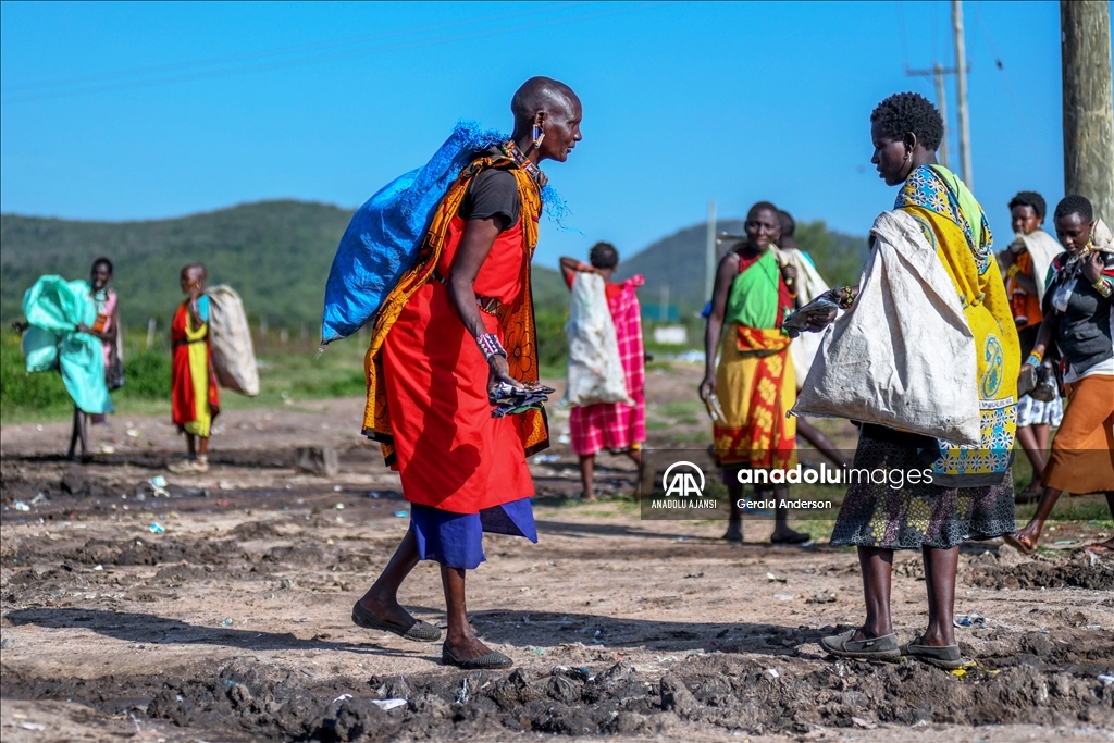 Kenya'da doğaya atılan şişeleri değerlendirerek turistlerin konaklaması için kabin yaptı
