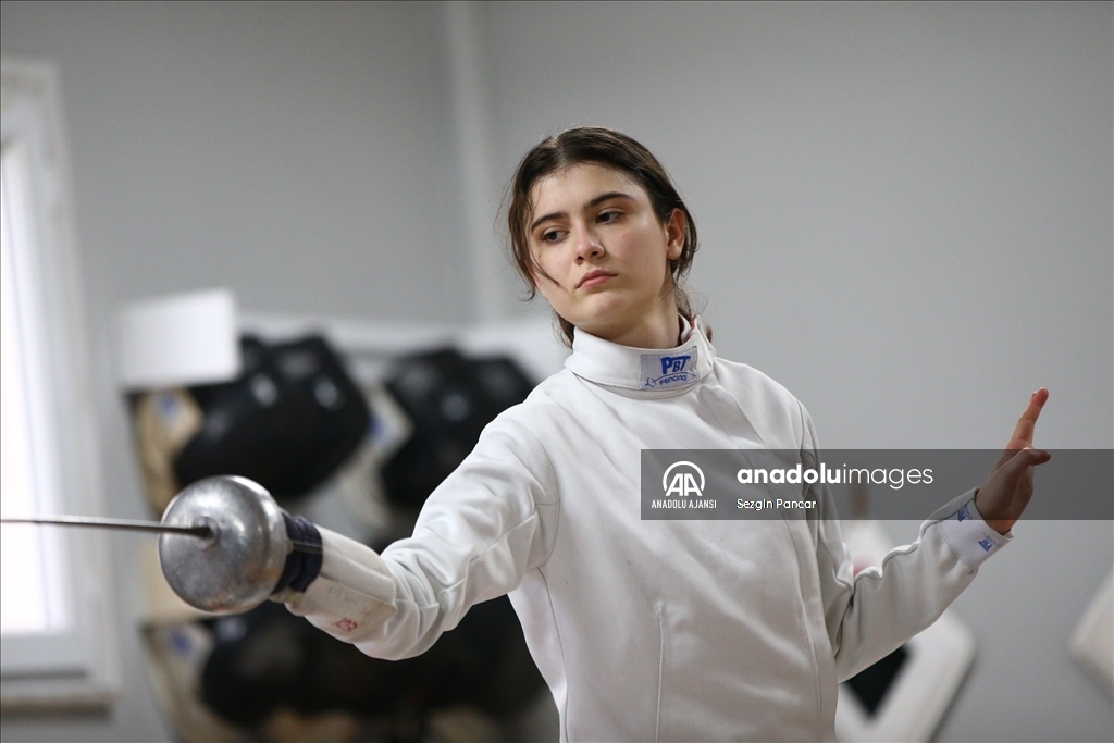 Eskrimci ailede yetişen milli sporcu Elif, kariyerine Avrupa zaferi eklemek istiyor