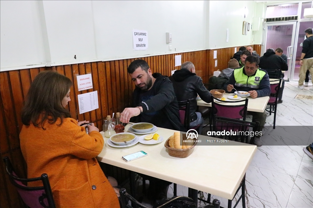 Adı İzmir ile özdeşleşen sokak lezzetleri geceleri de rağbet görüyor
