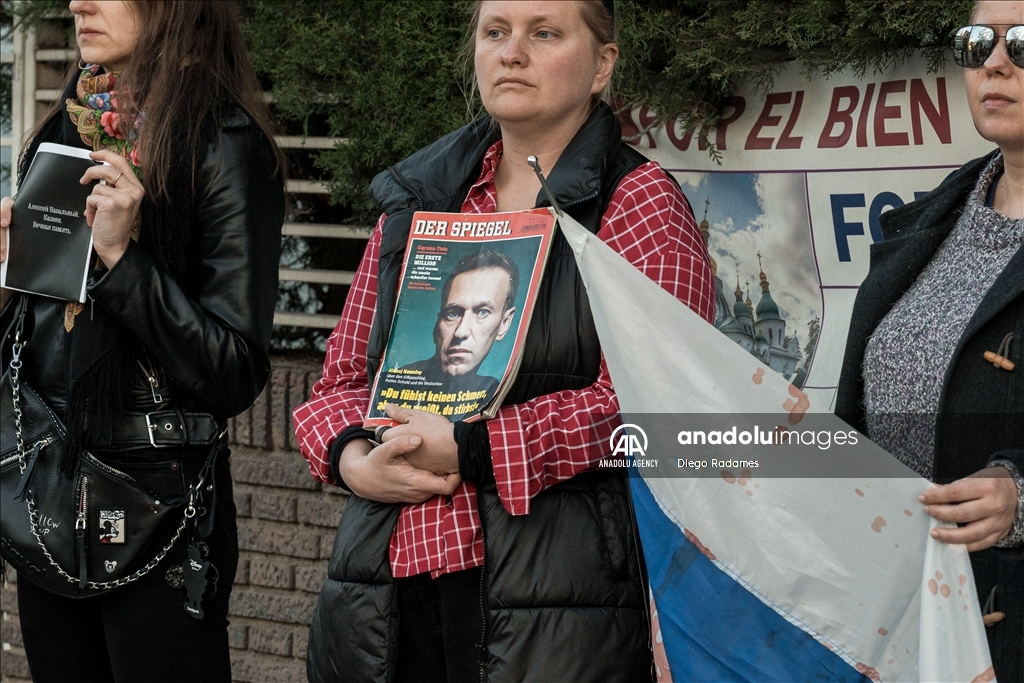 Перед посольством РФ в Мадриде почтили память российского оппозиционера Алексея Навального