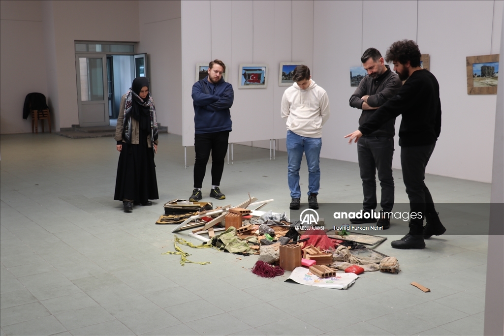 Depremden kurtulan öğrenci afetin acı yüzünü fotoğraflarla anlattı