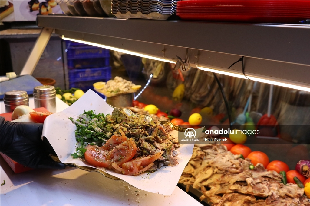Adı İzmir ile özdeşleşen sokak lezzetleri geceleri de deneyime sunuluyor