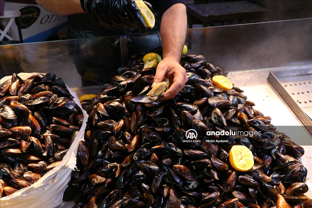 Adı İzmir ile özdeşleşen sokak lezzetleri geceleri de deneyime sunuluyor
