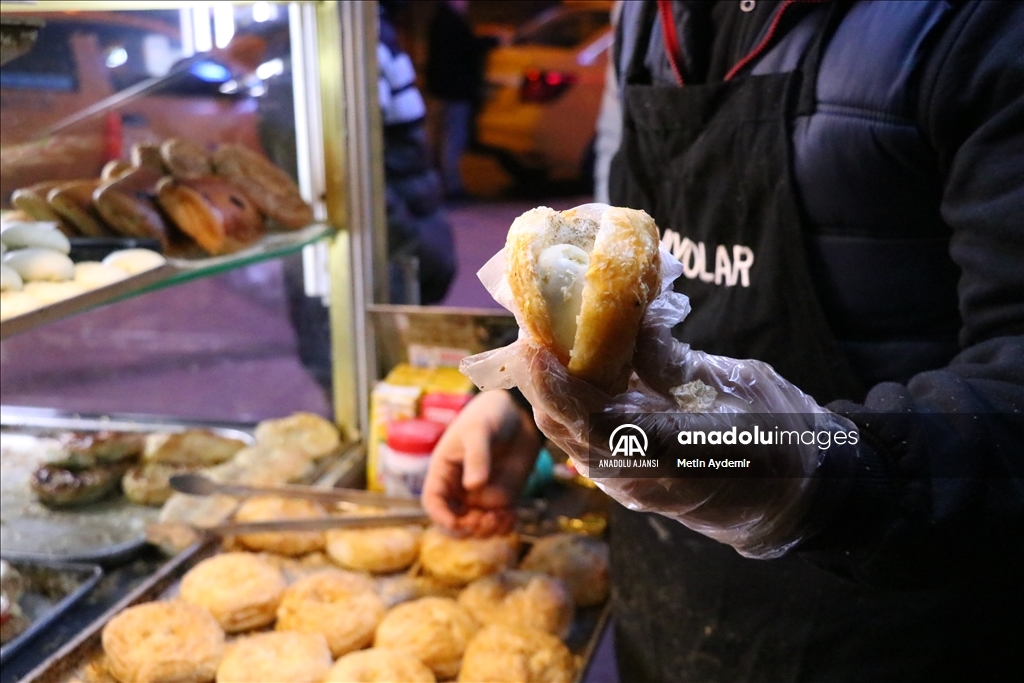 Adı İzmir ile özdeşleşen sokak lezzetleri geceleri de deneyime sunuluyor