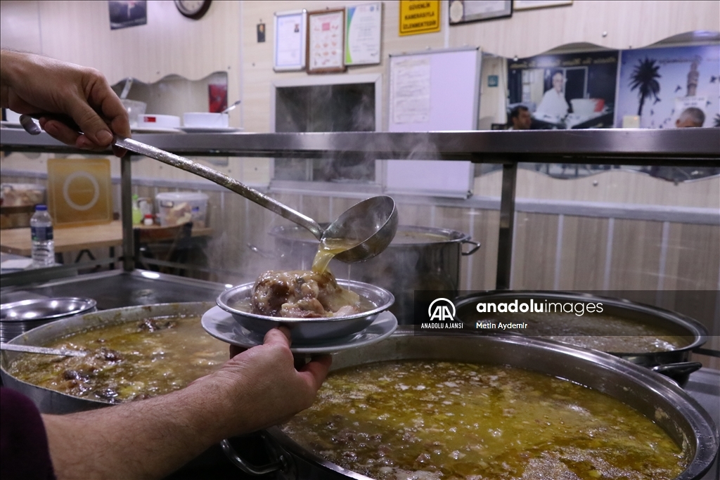 Adı İzmir ile özdeşleşen sokak lezzetleri geceleri de deneyime sunuluyor