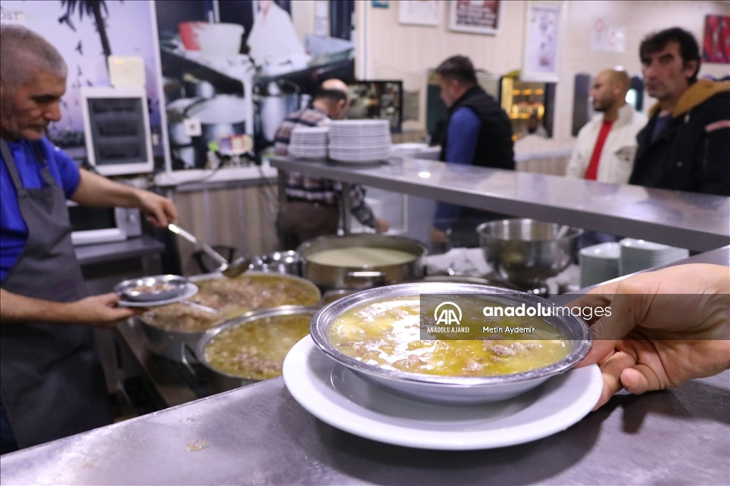 Adı İzmir ile özdeşleşen sokak lezzetleri geceleri de deneyime sunuluyor