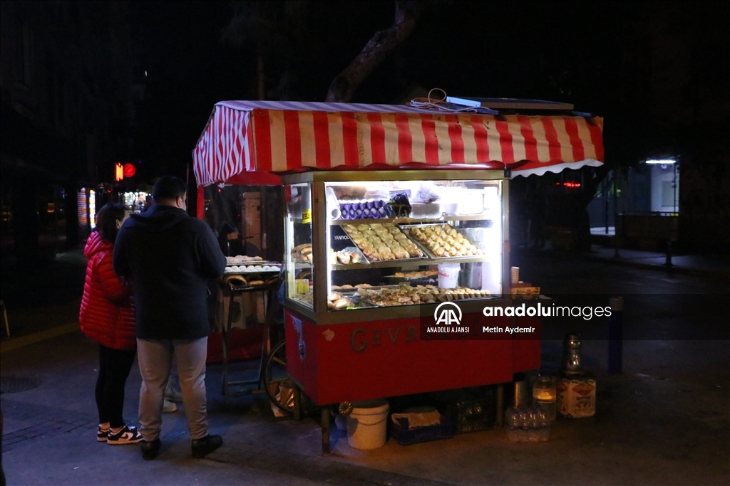 Adı İzmir ile özdeşleşen sokak lezzetleri geceleri de deneyime sunuluyor