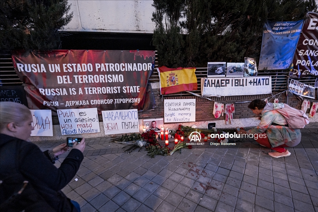 Перед посольством РФ в Мадриде почтили память российского оппозиционера Алексея Навального